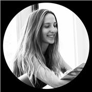 Especializada en Diseño UX UI y Diseño gráfico, con gran gusto por las artes plásticas.